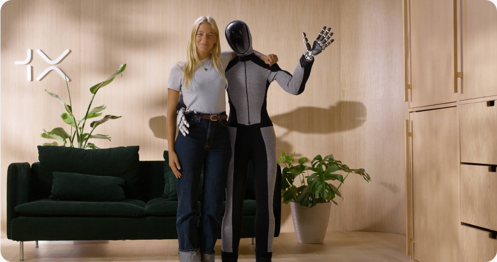 사람과 함께 서 있는 1X NEO