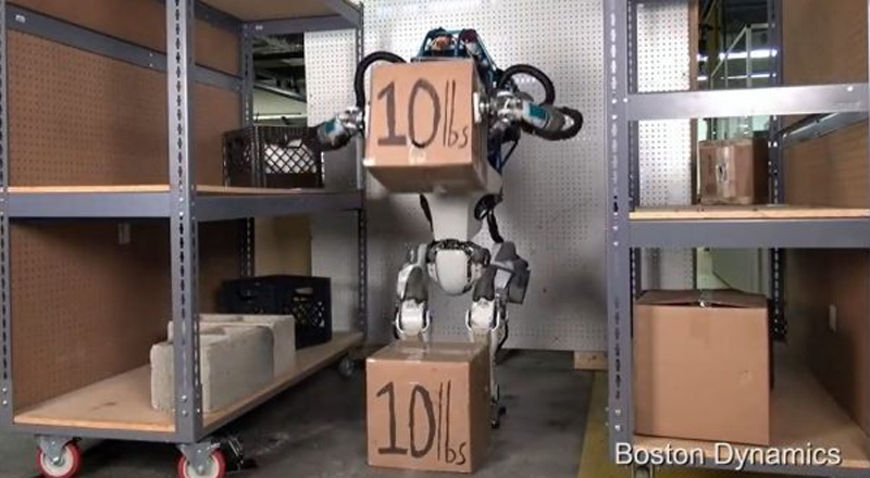 로봇이 상자를 옮기는 물류 센터 이미지